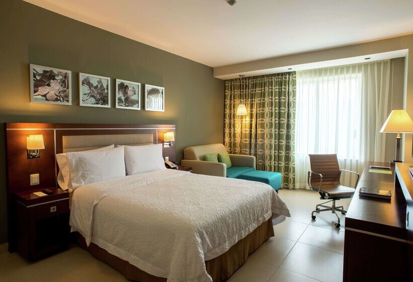 Отель Hampton Inn By Hilton Merida