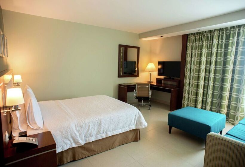 Отель Hampton Inn By Hilton Merida