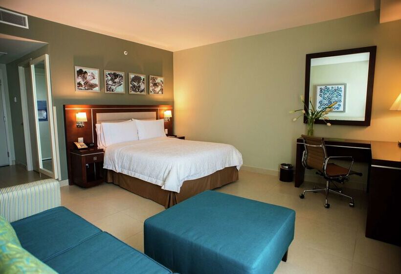 Отель Hampton Inn By Hilton Merida