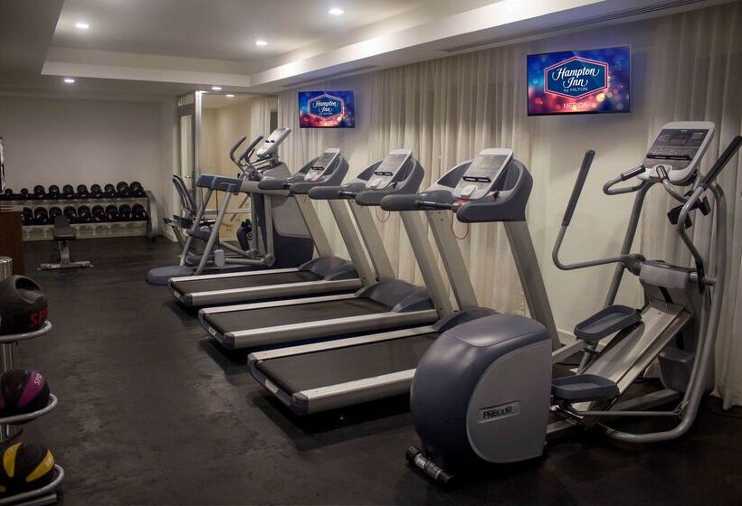 Отель Hampton Inn By Hilton Merida