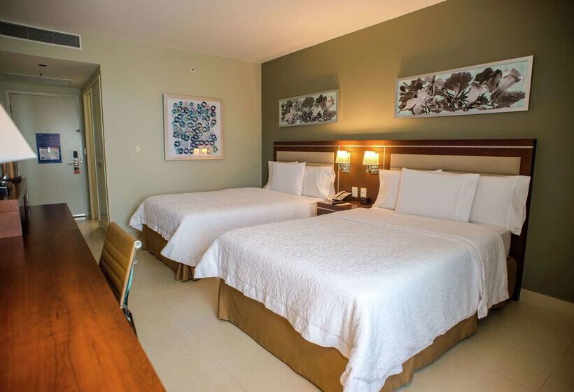 Отель Hampton Inn By Hilton Merida