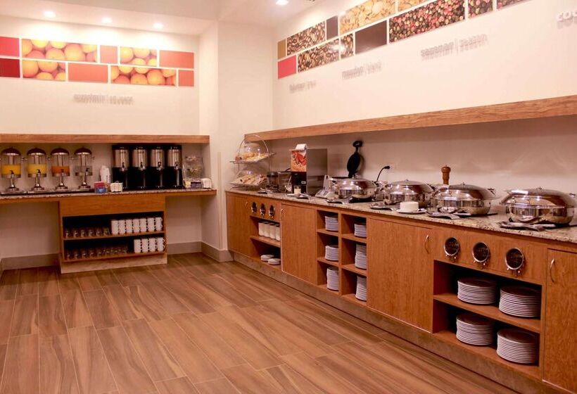 Отель Hampton Inn By Hilton Merida