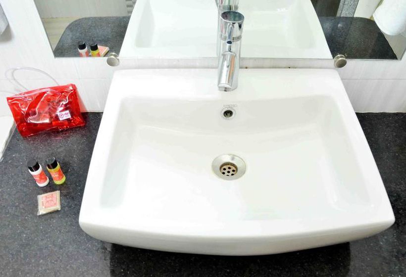 ホテル Oyo Premium Alankar Circle