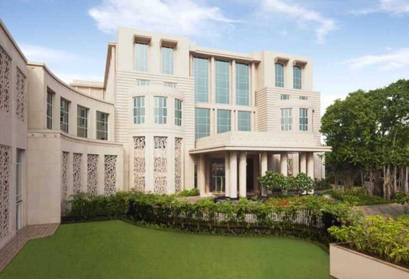 هتل Taj Santacruz