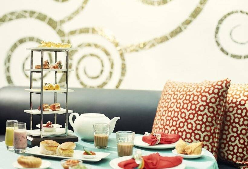 هتل Taj Santacruz