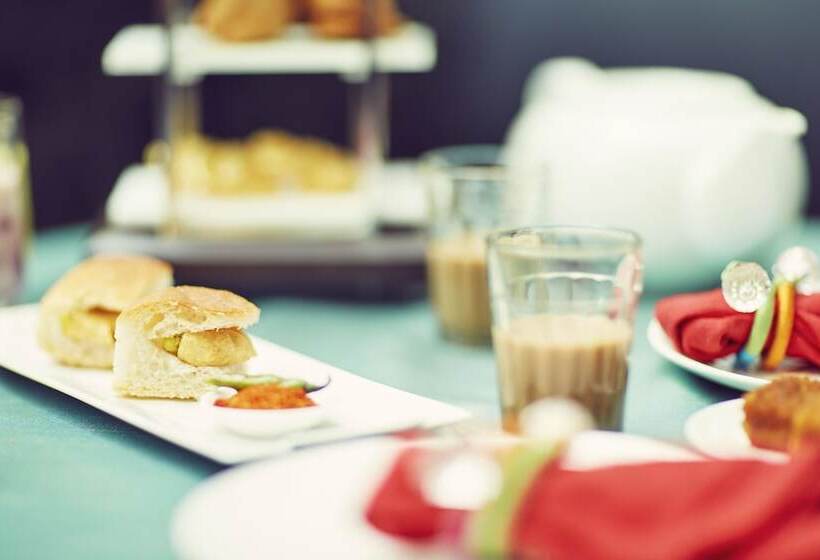 هتل Taj Santacruz