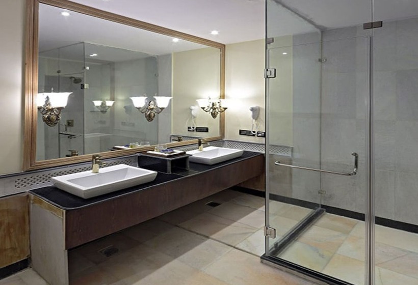 فندق Talaibagh Palace