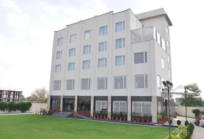 Отель The Royal Bharti