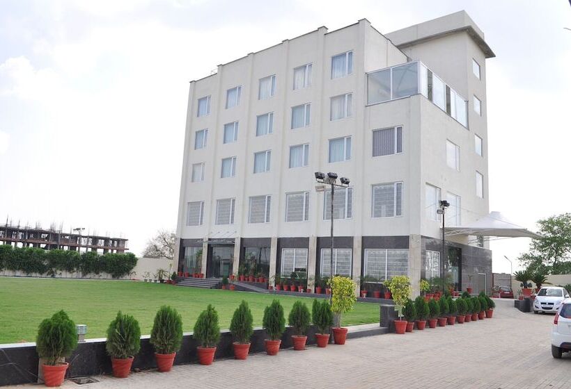 Отель The Royal Bharti