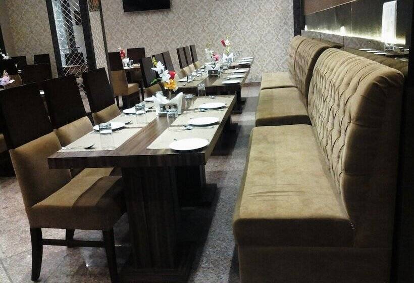 Отель The Royal Bharti