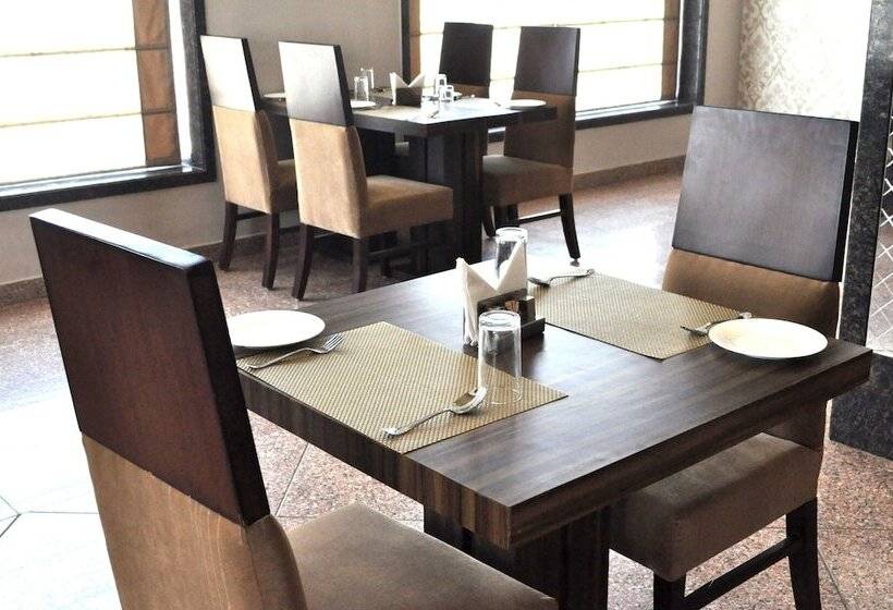 Отель The Royal Bharti