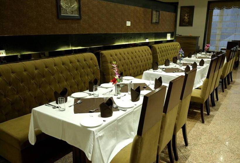 Отель The Royal Bharti