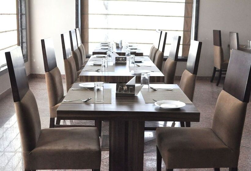 Отель The Royal Bharti