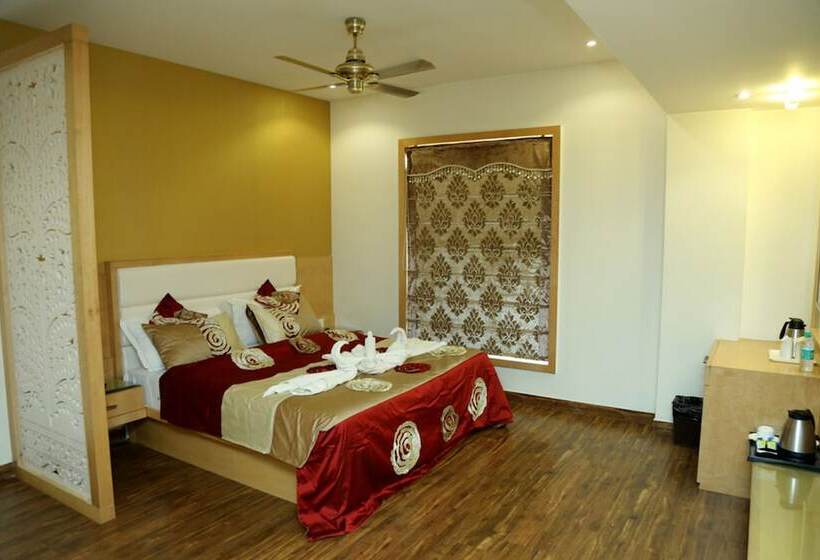 Отель The Royal Bharti