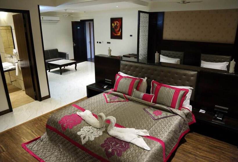 Отель The Royal Bharti