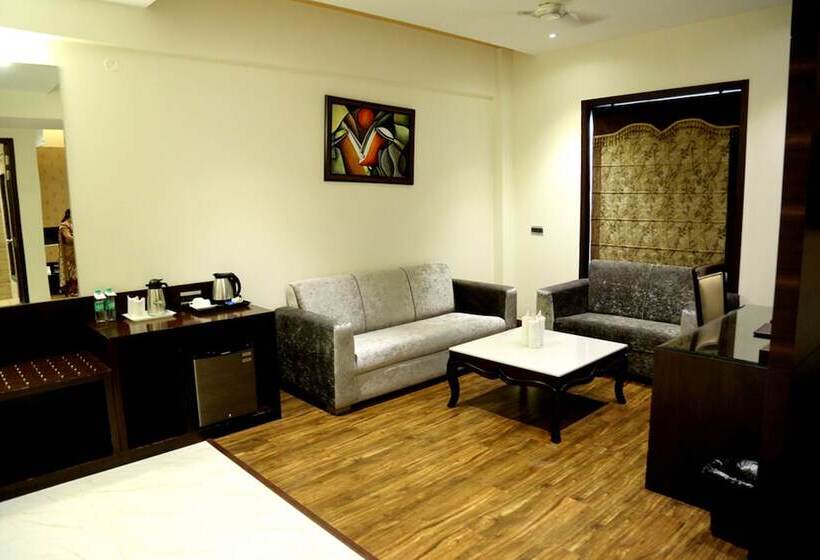 Отель The Royal Bharti