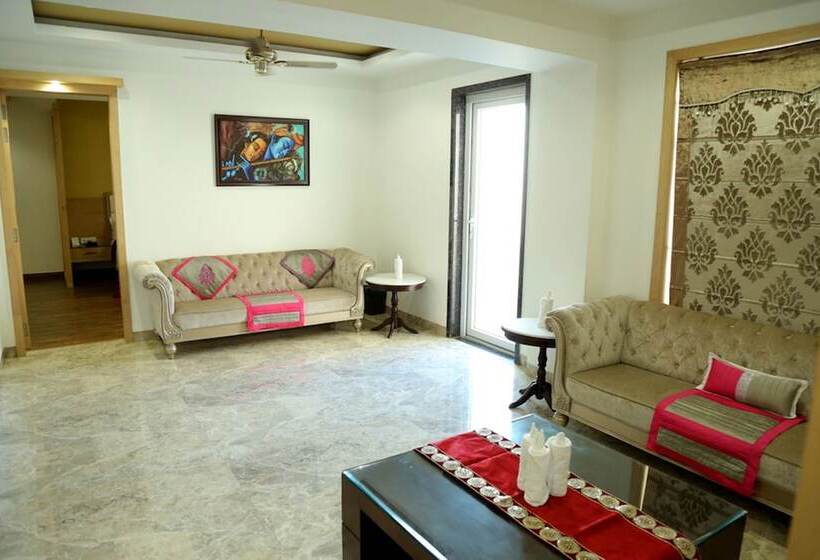 Отель The Royal Bharti