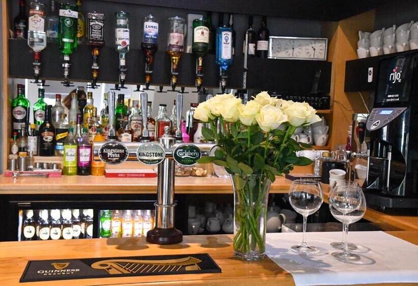 בית מלון כפרי Whiston Hall