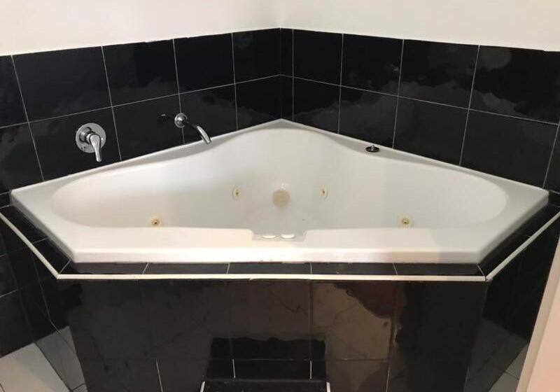 Beaconsfield Lodge Motel