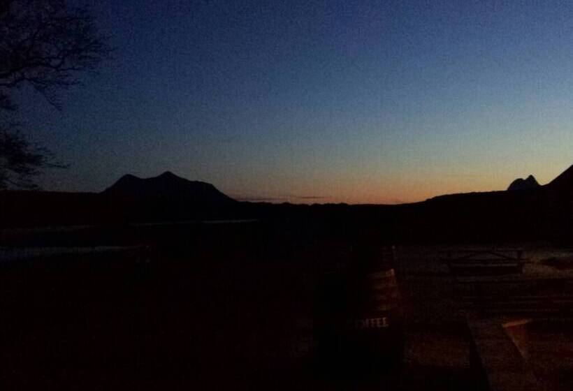 مبيت وإفطار Altnacealgach Motel