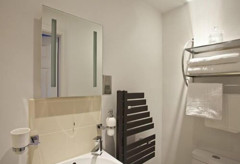 Bed and Breakfast Burton Stone Inn   Free Parking On Site