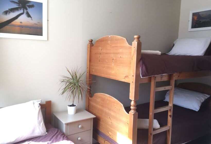 Bed and Breakfast Smarties Surf Lodge