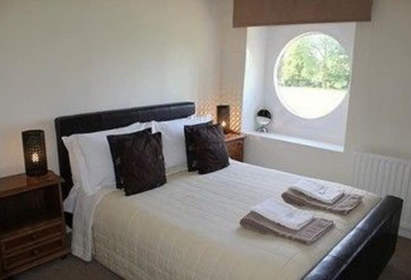 مبيت وإفطار The Coach House