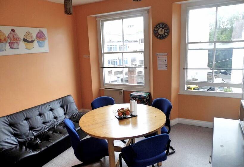 Homestay Bristol   Hostel