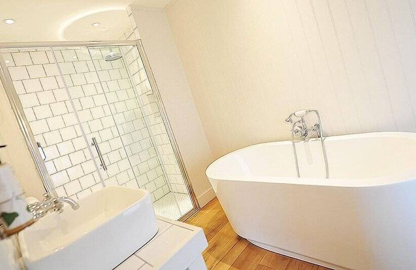 ホテル Bel And The Dragon Odiham