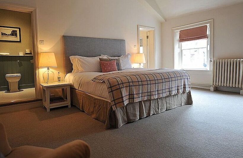 ホテル Bel And The Dragon Odiham