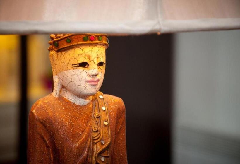 Отель Castel De Siam