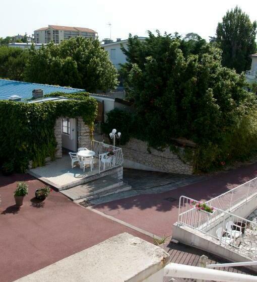 Le Pavillon Bleu Hotel Restaurant