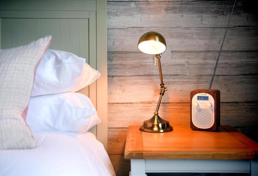 Отель The Lifeboat Inn