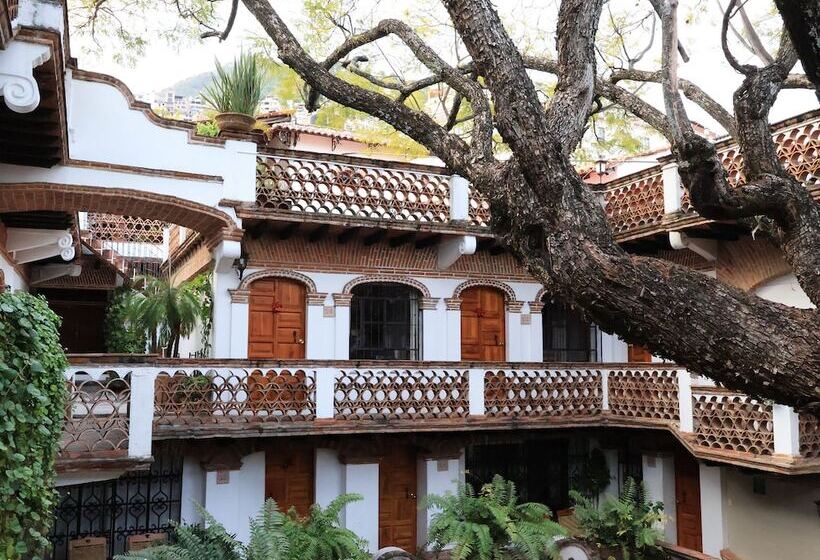 Отель Los Arcos