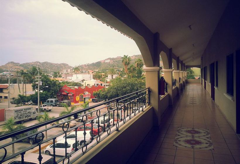 Отель Plaza Los Arcos