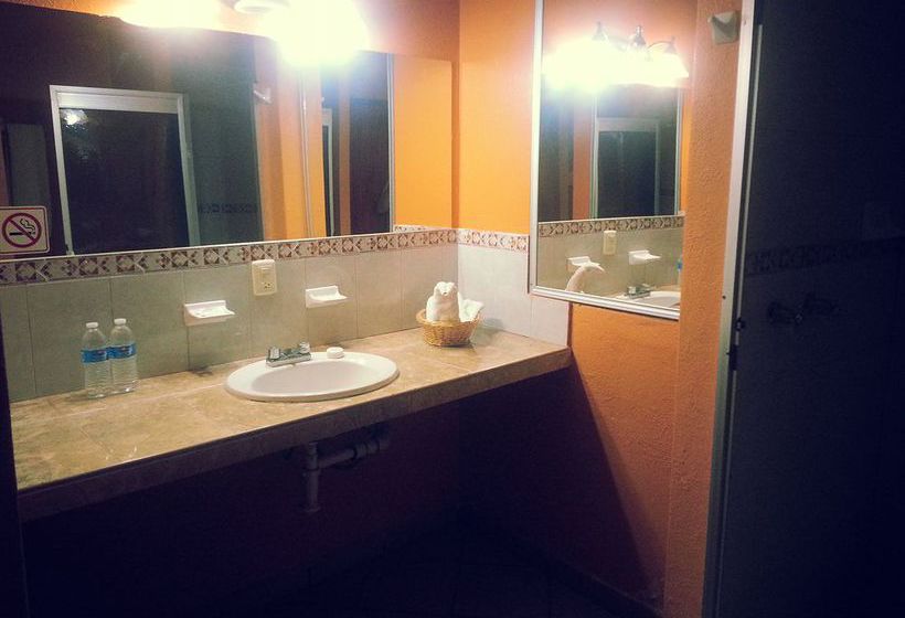 Отель Plaza Los Arcos