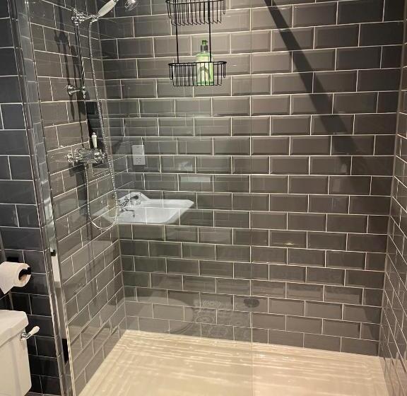 Отель The Chequers Inn