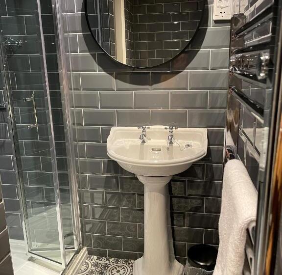 Отель The Chequers Inn