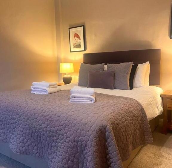 Отель The Chequers Inn