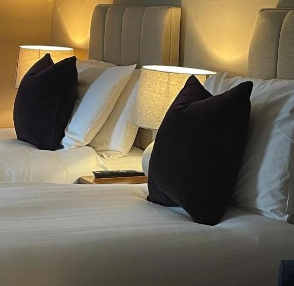 Отель The Chequers Inn