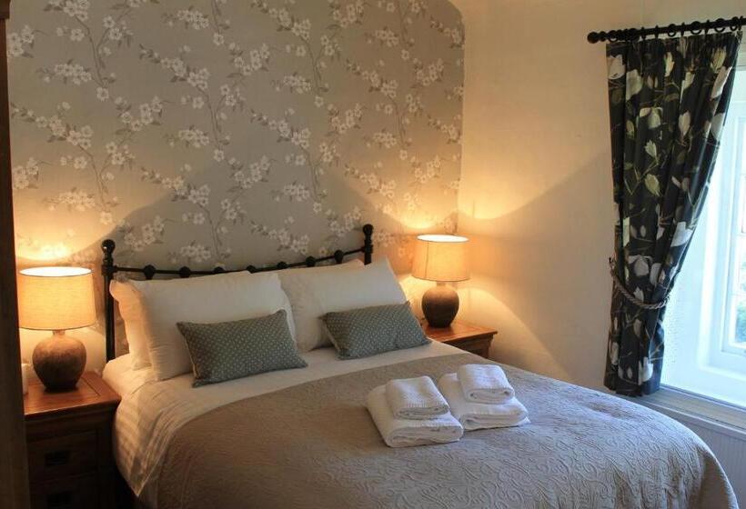 Отель The Chequers Inn