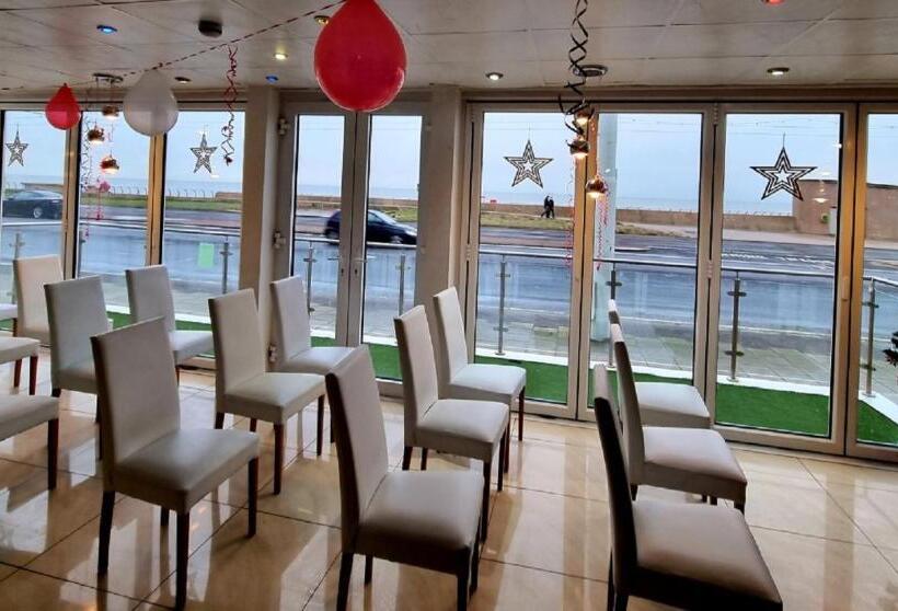 Отель The Royal Windsor