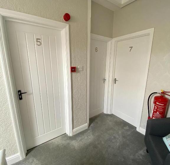 펜션 Kingsway Guesthouse A Selection Of Single, Double And Family Rooms In A Central Location