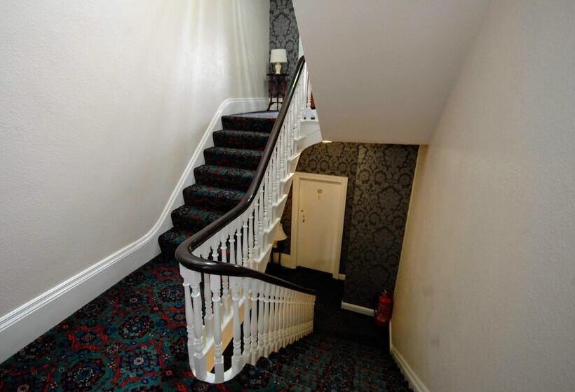 ペンション The Maynard