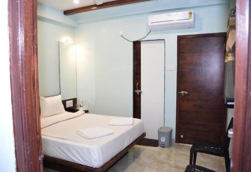 בית מלון כפרי Shankar Residency, Akkalkot