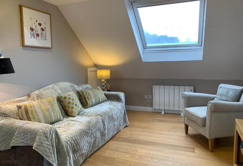 The Courtyard 2 Bedroom Apartments In Central Windsor With Parking