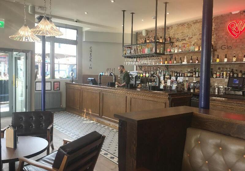 호스텔 Publove @ The Crown Battersea