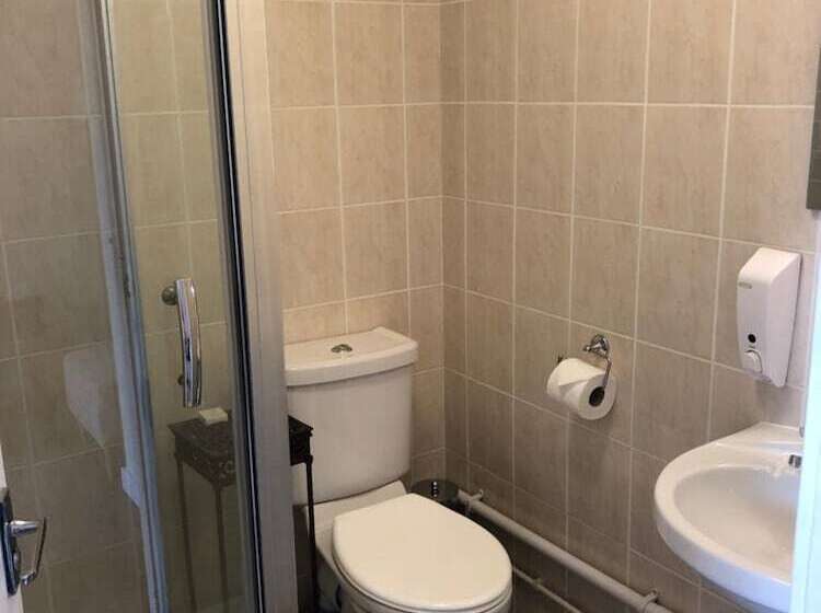 مبيت وإفطار Newent Golf Club And Lodges