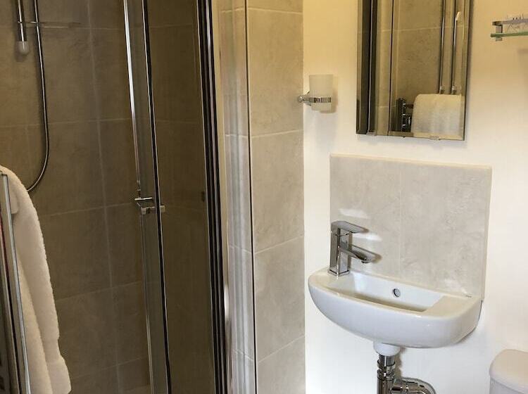 مبيت وإفطار Newent Golf Club And Lodges