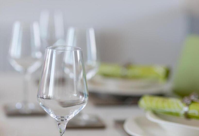 Cambridge Orchard Apartments   2 Double Bedrooms